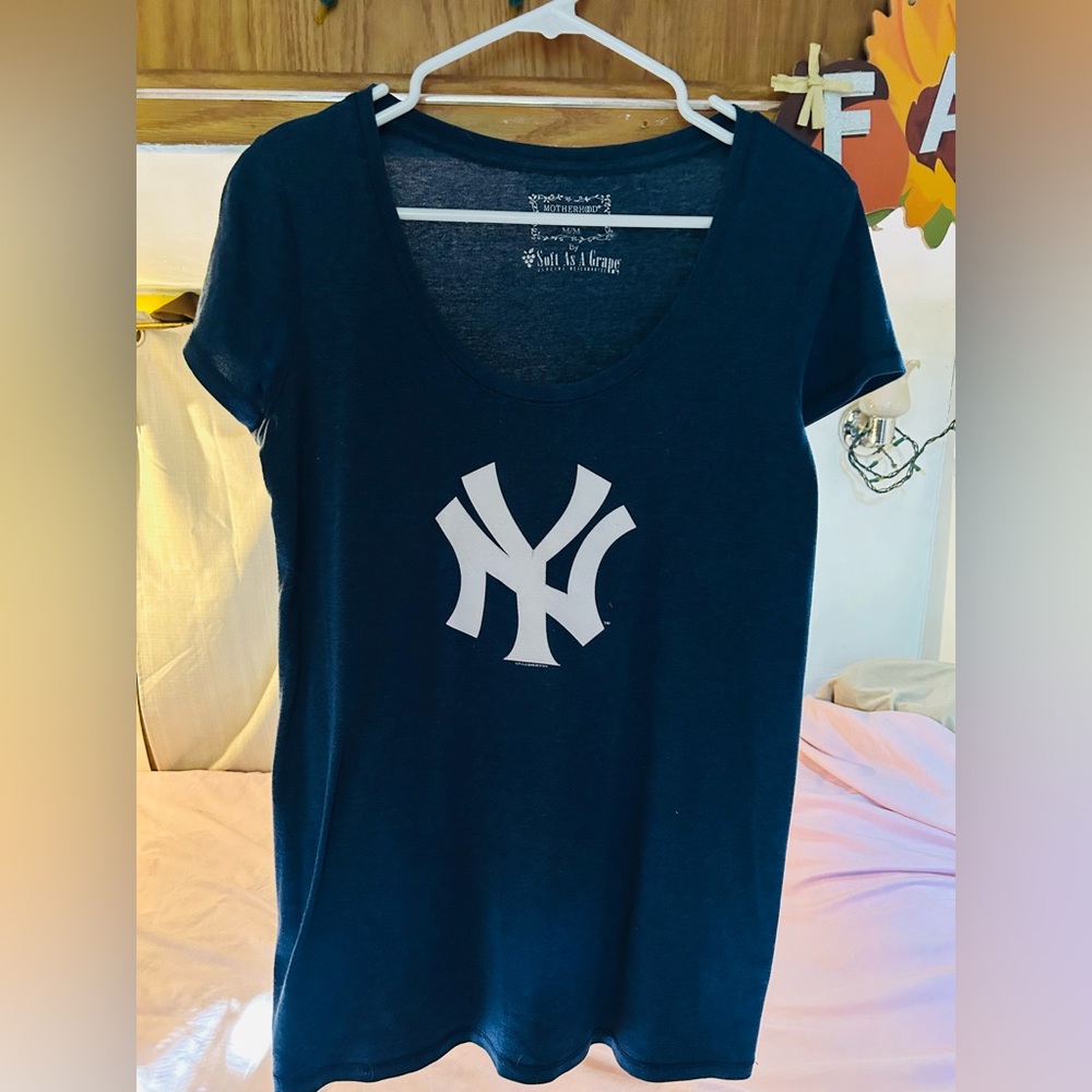 Motherhood maternity  NY Yankees Dark Blue Graphic Tshirt top SUPER soft M
